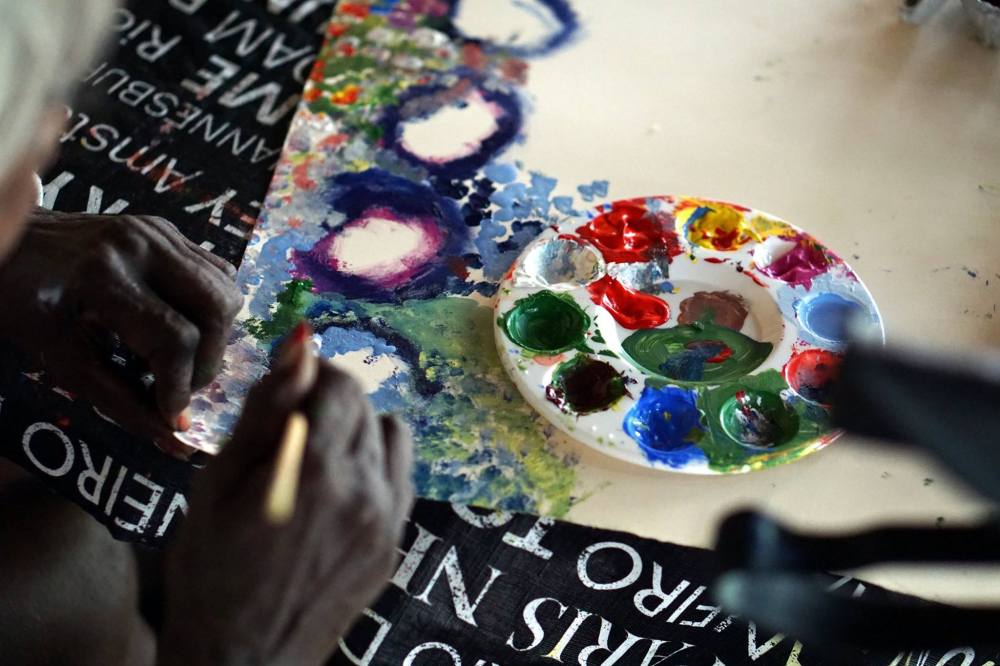rikki_fitzroycrossing_rosie_painting_waterholes